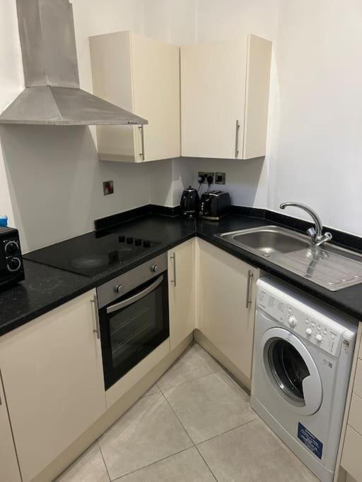 Modern 1 Bed Apartment In Salford 맨체스터 외부 사진